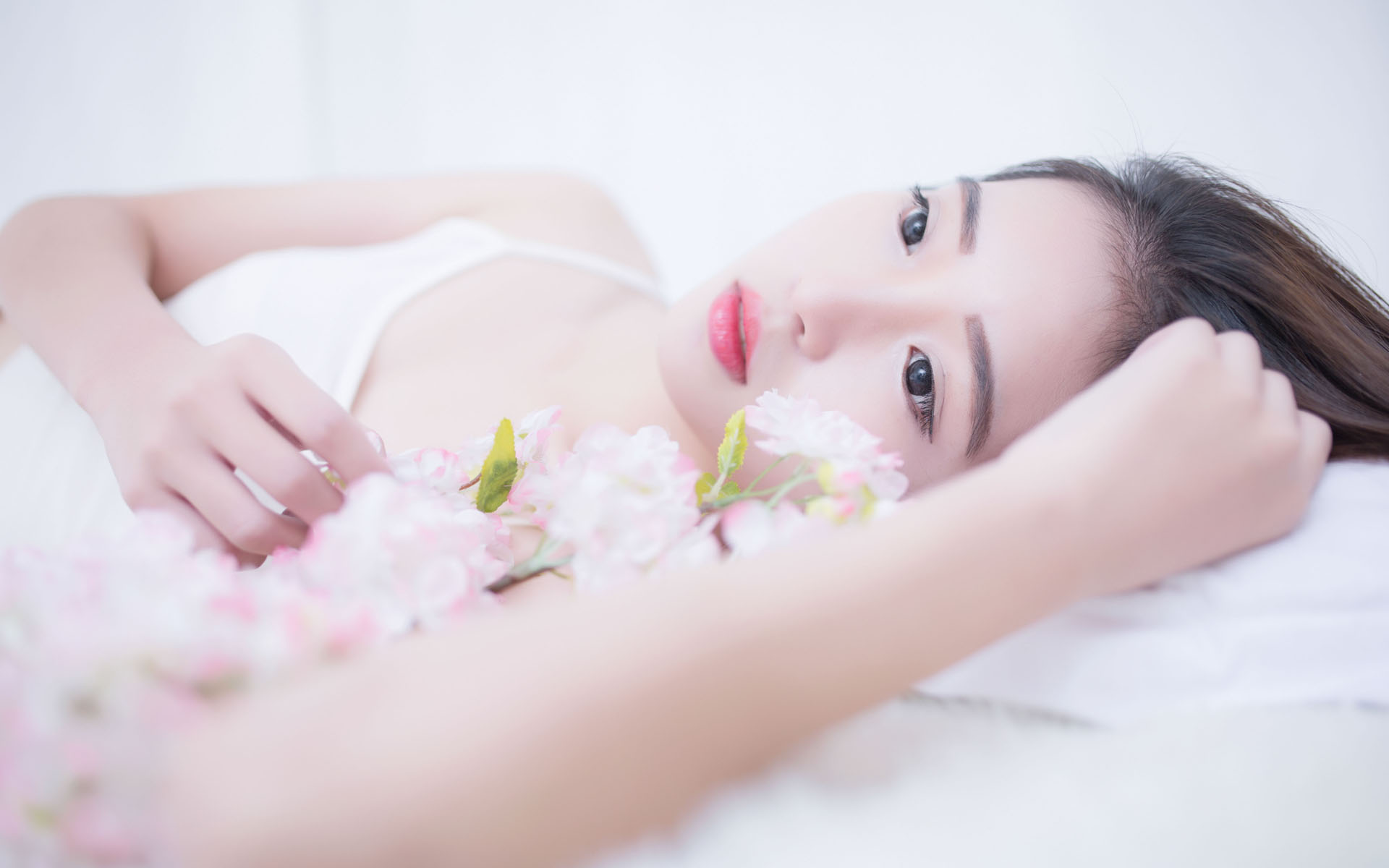 “峰·彩”珠峰摄影展亮相上海 60幅作品礼赞西藏自治区成立60周年